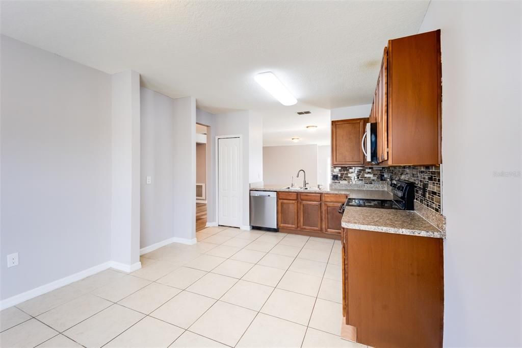 For Sale: $325,000 (3 beds, 2 baths, 1738 Square Feet)