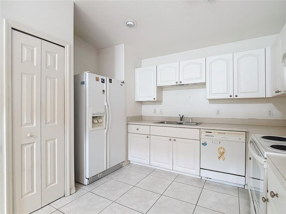 For Sale: $199,900 (2 beds, 2 baths, 1379 Square Feet)