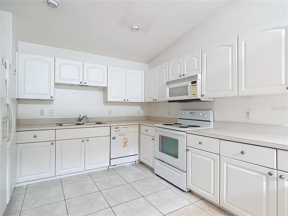 For Sale: $199,900 (2 beds, 2 baths, 1379 Square Feet)