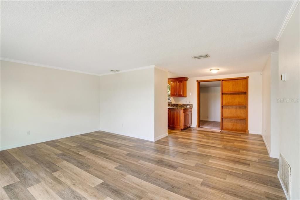 For Sale: $299,000 (2 beds, 1 baths, 1032 Square Feet)