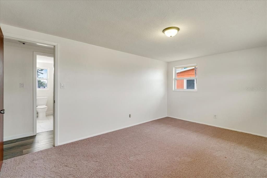 For Sale: $299,000 (2 beds, 1 baths, 1032 Square Feet)