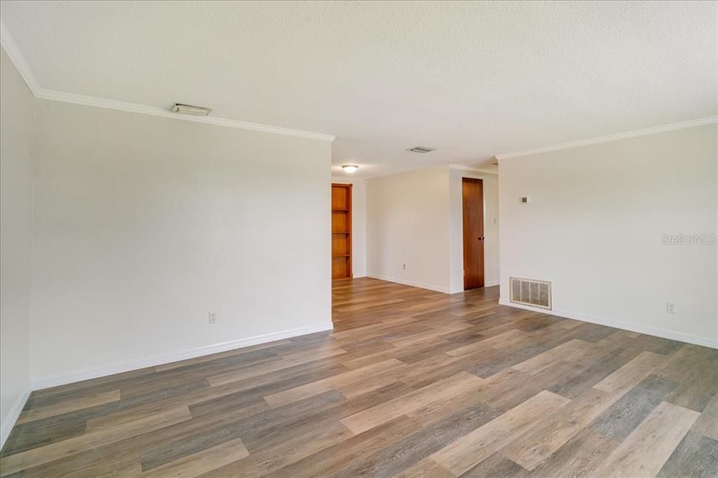 For Sale: $299,000 (2 beds, 1 baths, 1032 Square Feet)