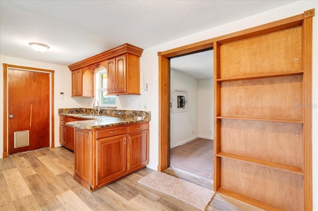 For Sale: $299,000 (2 beds, 1 baths, 1032 Square Feet)