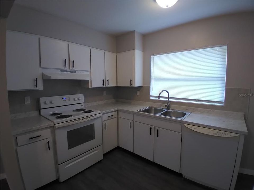 For Rent: $1,295 (1 beds, 1 baths, 1036 Square Feet)