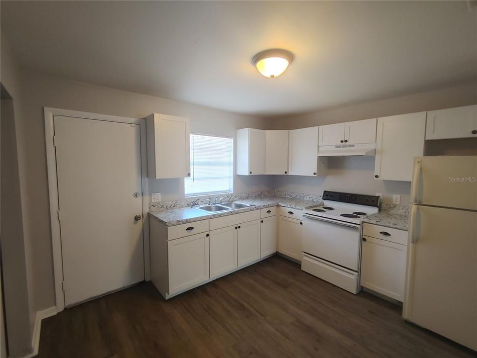 For Rent: $1,095 (2 beds, 1 baths, 751 Square Feet)