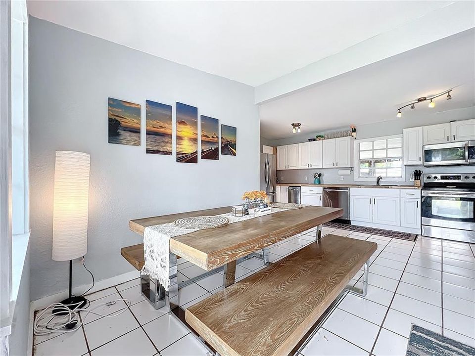 For Sale: $215,000 (2 beds, 1 baths, 1242 Square Feet)