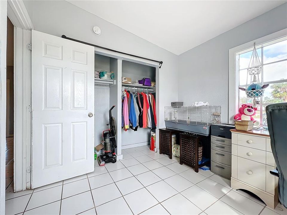 For Sale: $215,000 (2 beds, 1 baths, 1242 Square Feet)