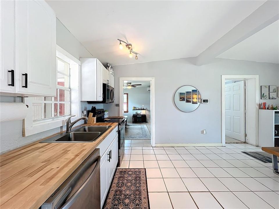 For Sale: $215,000 (2 beds, 1 baths, 1242 Square Feet)