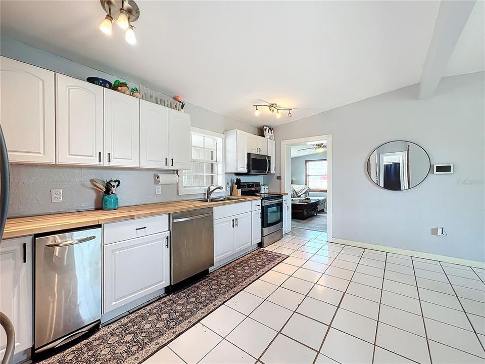 For Sale: $215,000 (2 beds, 1 baths, 1242 Square Feet)