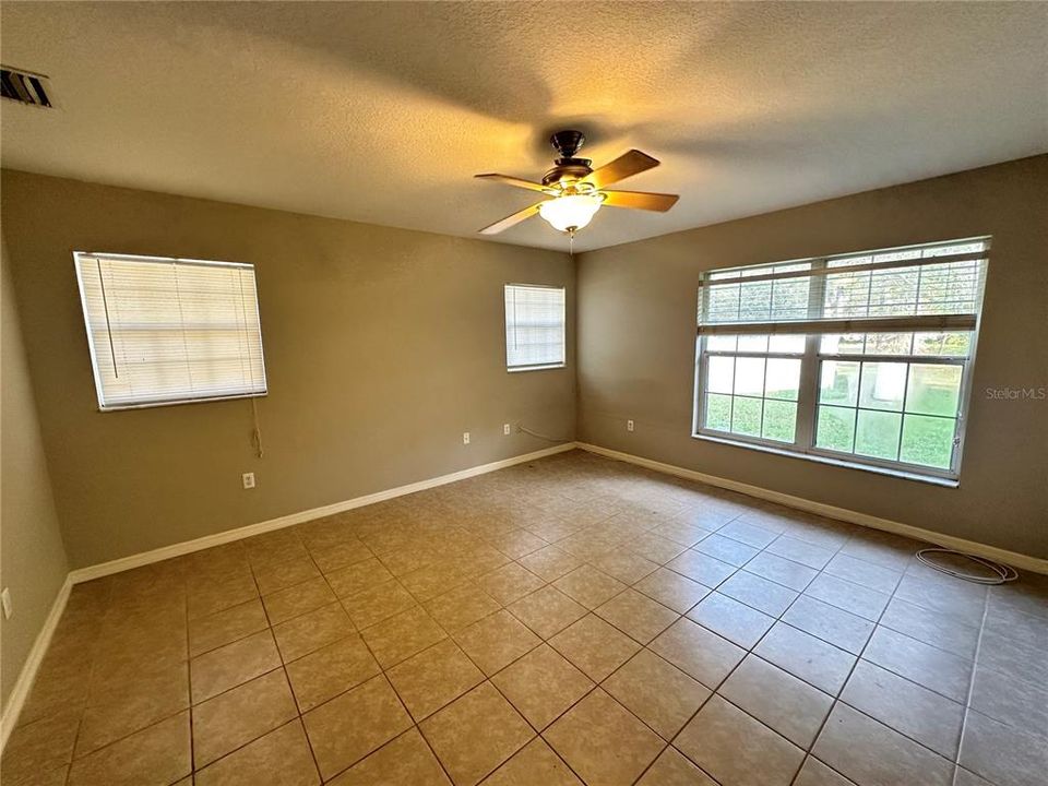 For Rent: $1,600 (3 beds, 2 baths, 1452 Square Feet)