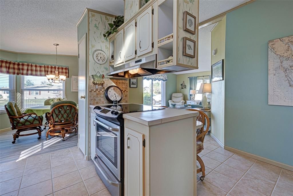 BREAKFAST BAR AND SEPARATE DINING AREA.