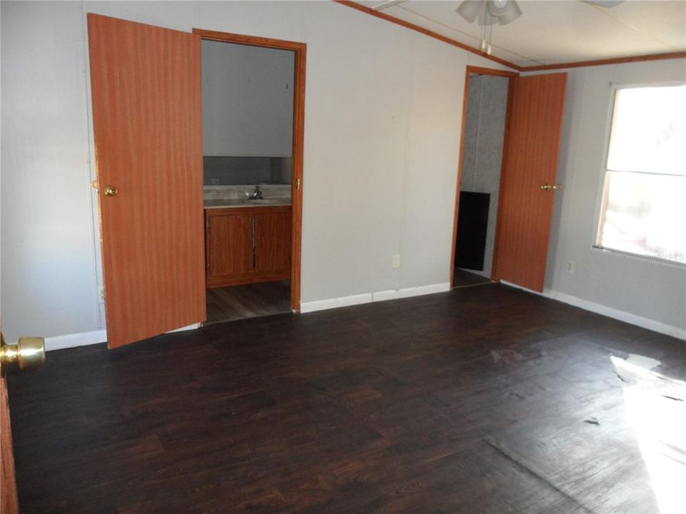 For Sale: $100,000 (3 beds, 2 baths, 1056 Square Feet)