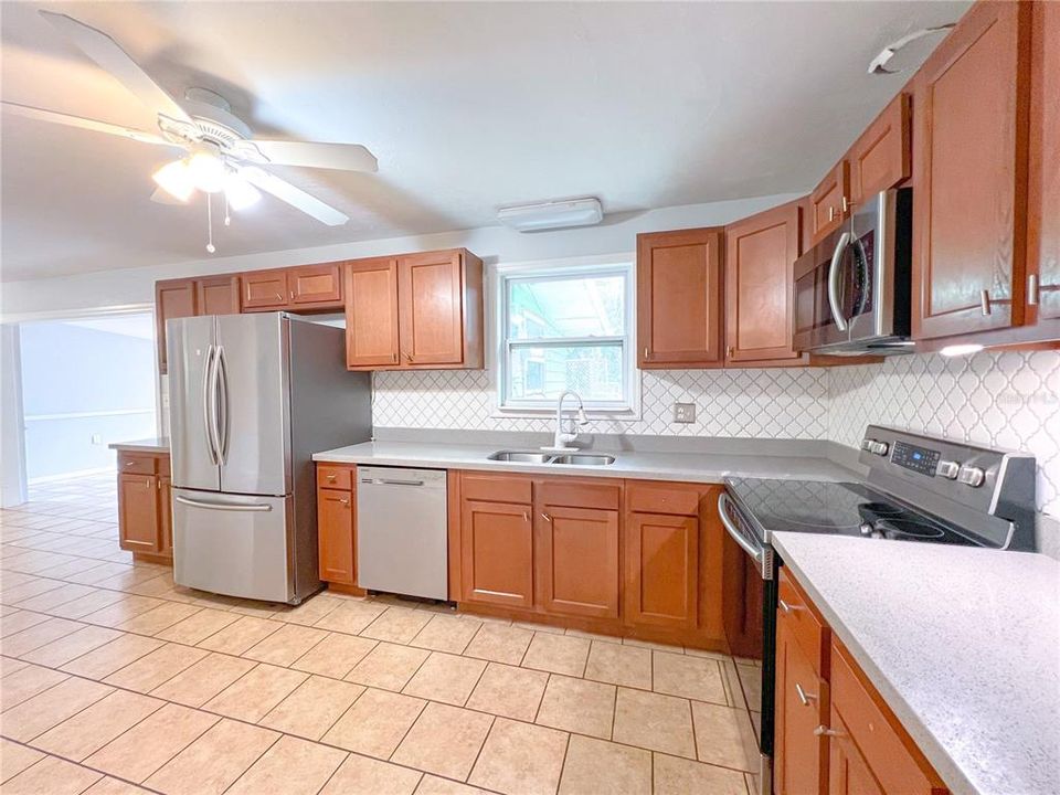 For Rent: $1,950 (4 beds, 2 baths, 1628 Square Feet)