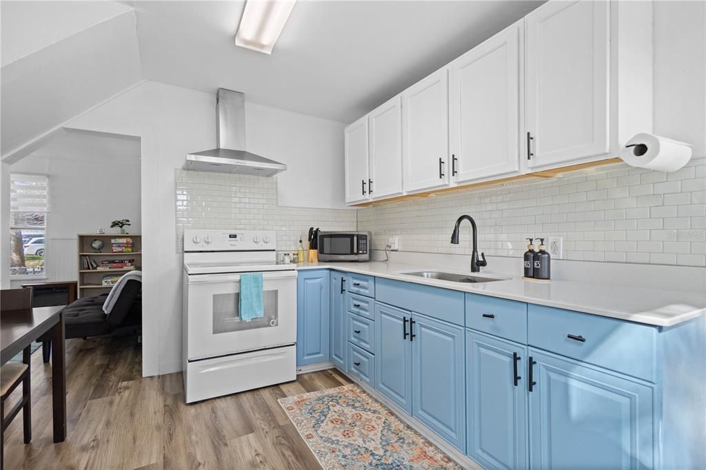 Fully furnished and nicely remodeled kitchen.