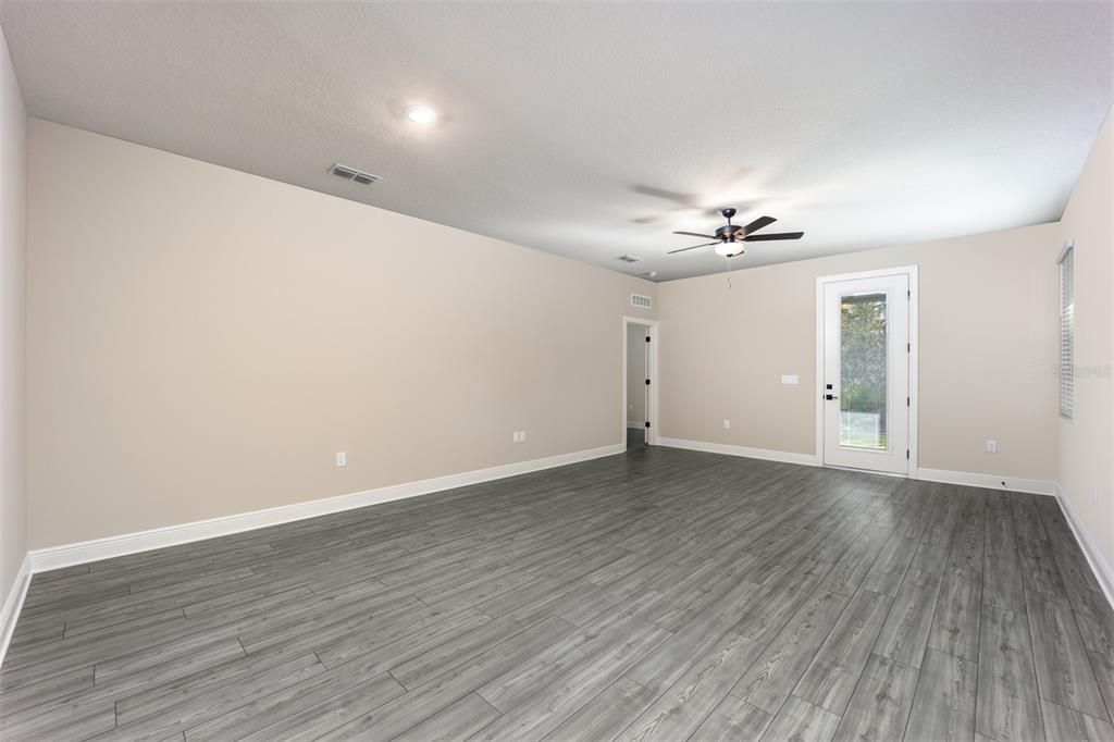 Active With Contract: $398,900 (3 beds, 2 baths, 1500 Square Feet)