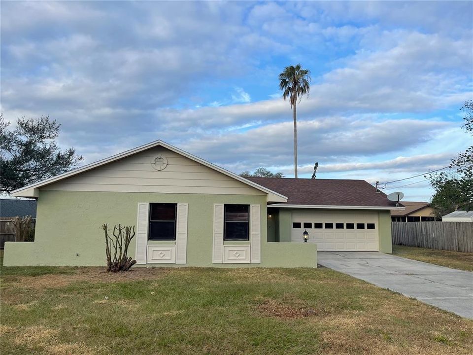 Active With Contract: $1,800 (3 beds, 2 baths, 1232 Square Feet)