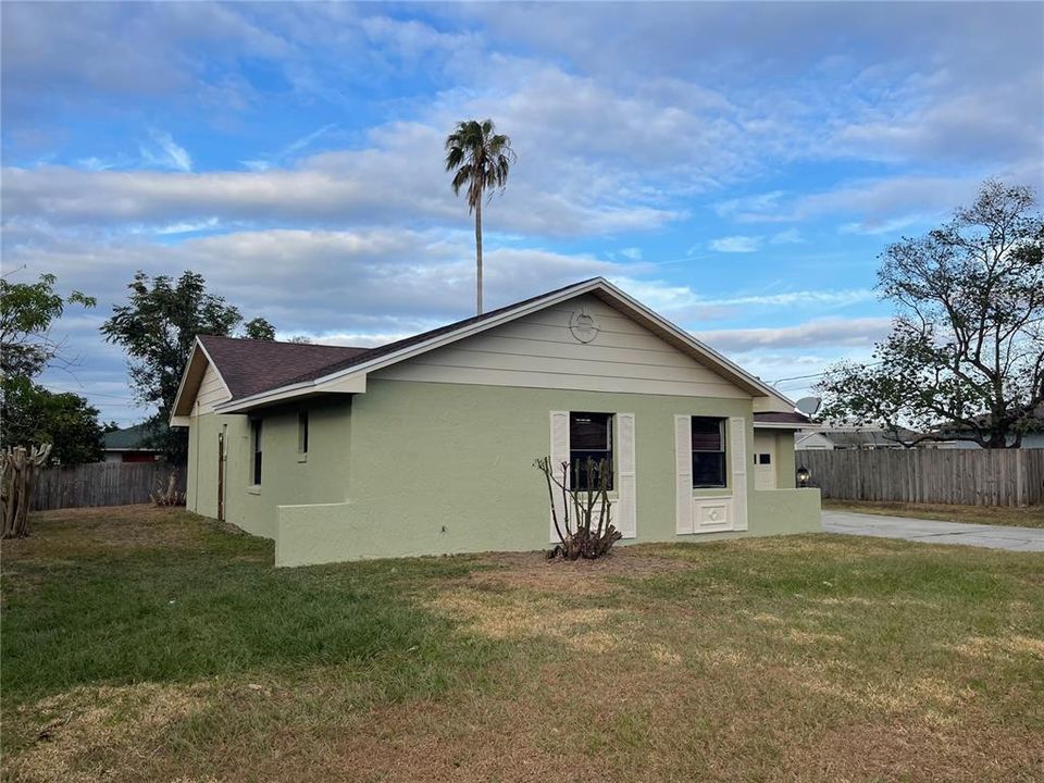 Active With Contract: $1,800 (3 beds, 2 baths, 1232 Square Feet)