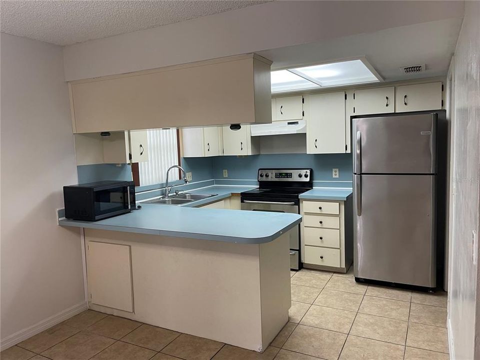 Active With Contract: $1,800 (3 beds, 2 baths, 1232 Square Feet)