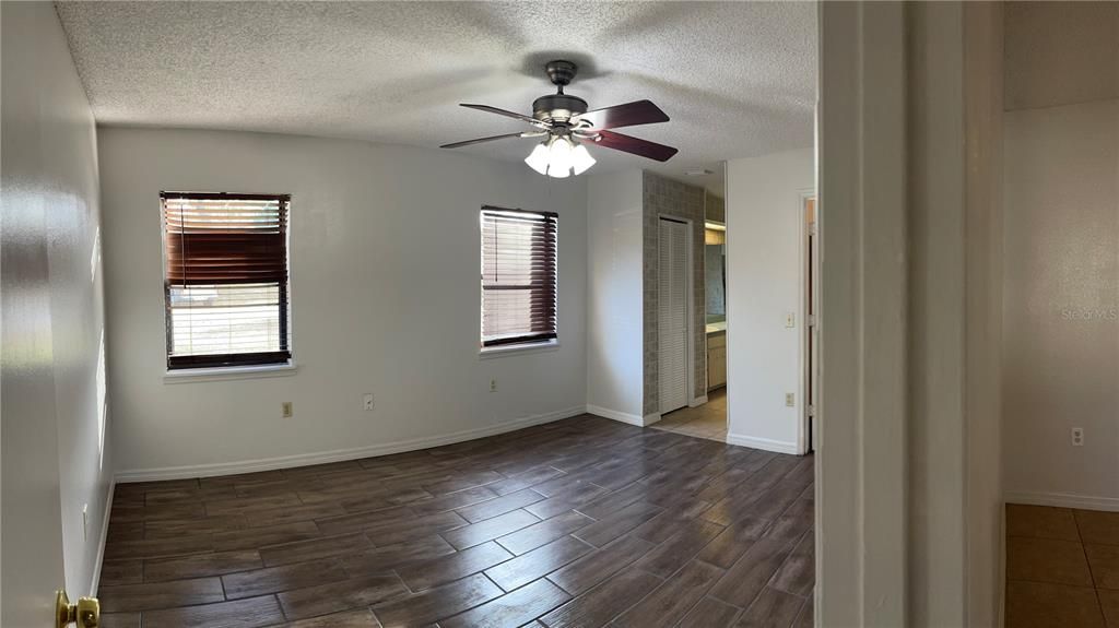 Active With Contract: $1,800 (3 beds, 2 baths, 1232 Square Feet)