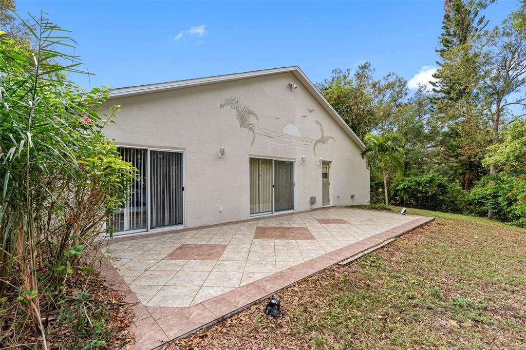 huge back patio & back yard