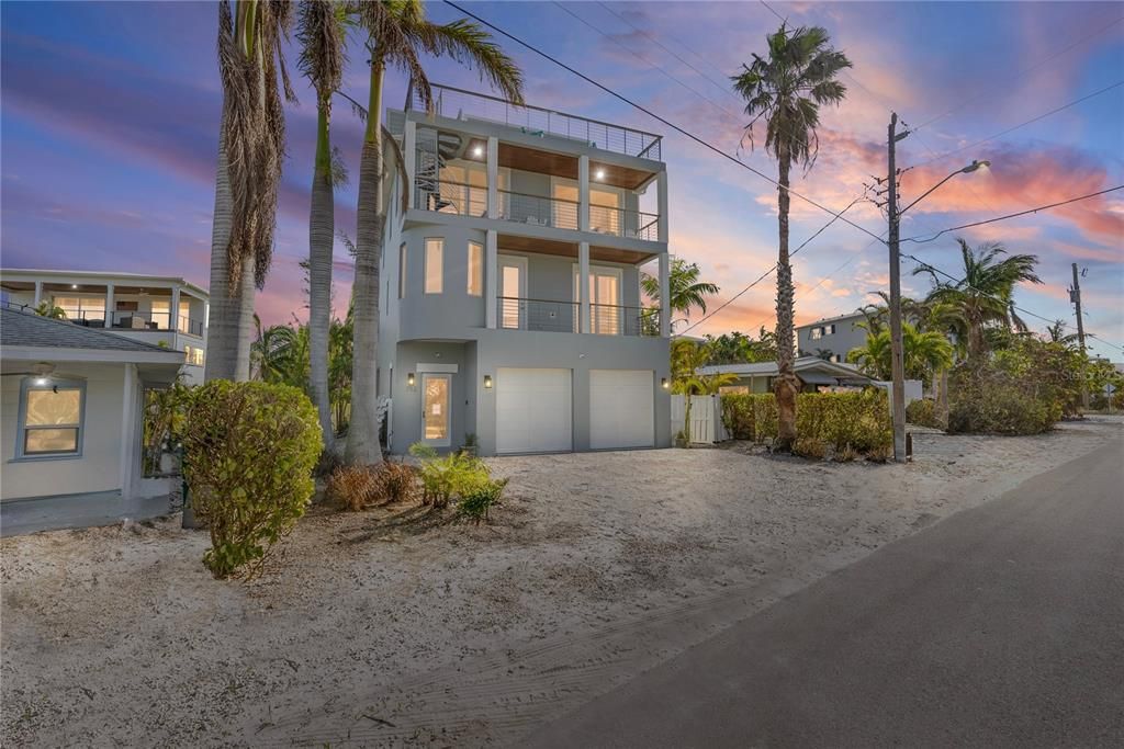 For Sale: $3,495,000 (5 beds, 4 baths, 2589 Square Feet)