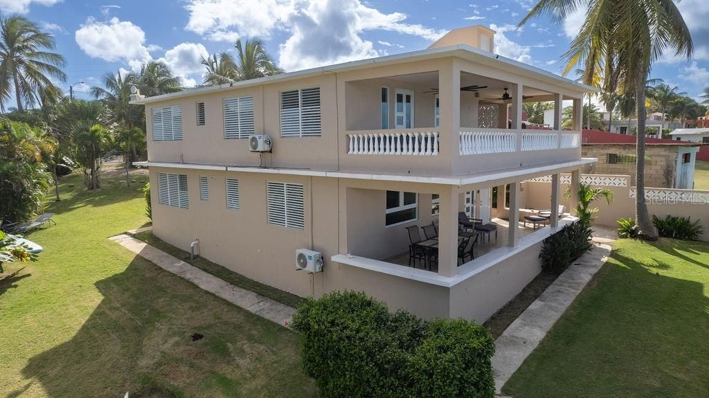 For Sale: $1,400,000 (7 beds, 4 baths, 2500 Square Feet)