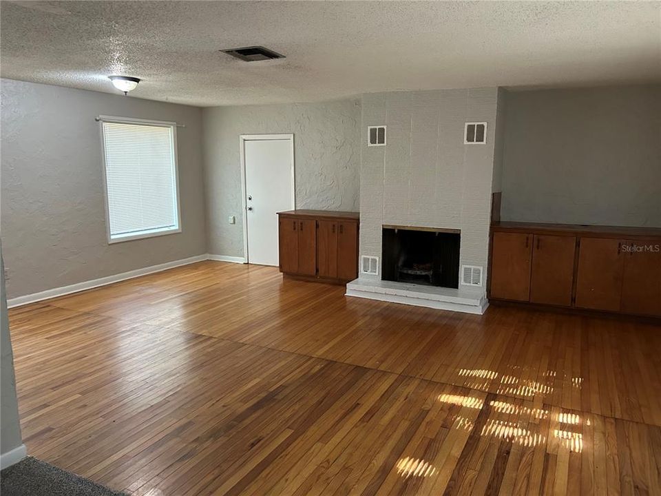 For Rent: $1,600 (3 beds, 1 baths, 1050 Square Feet)