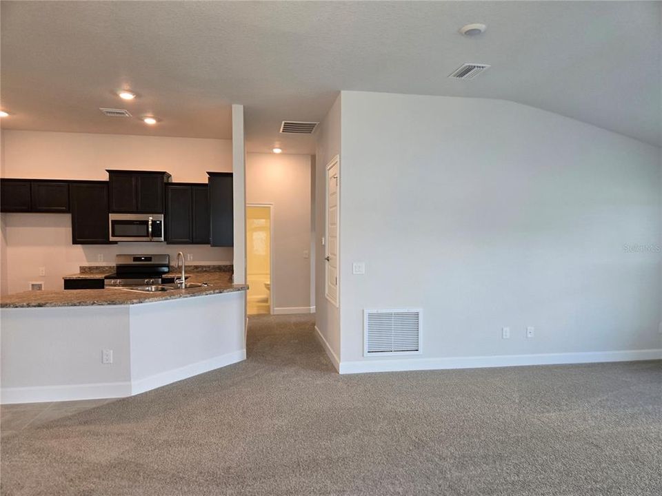 Под контрактом: $289,400 (4 спален, 2 ванн, 1635 Квадратных фут)