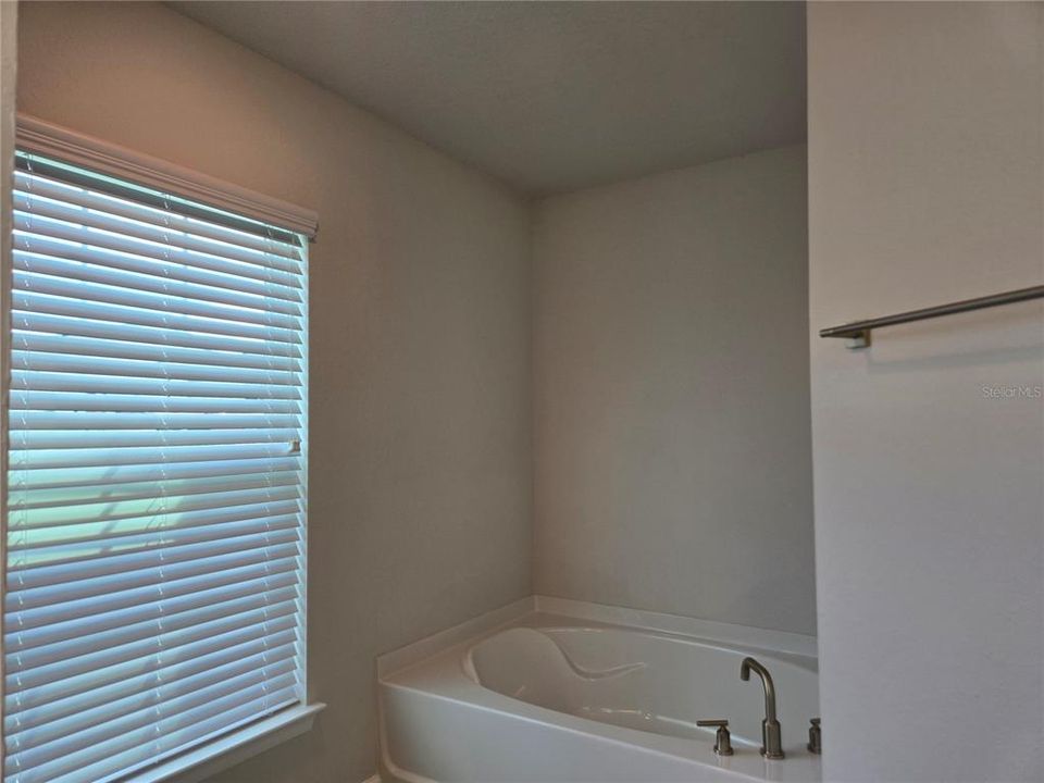 Под контрактом: $289,400 (4 спален, 2 ванн, 1635 Квадратных фут)