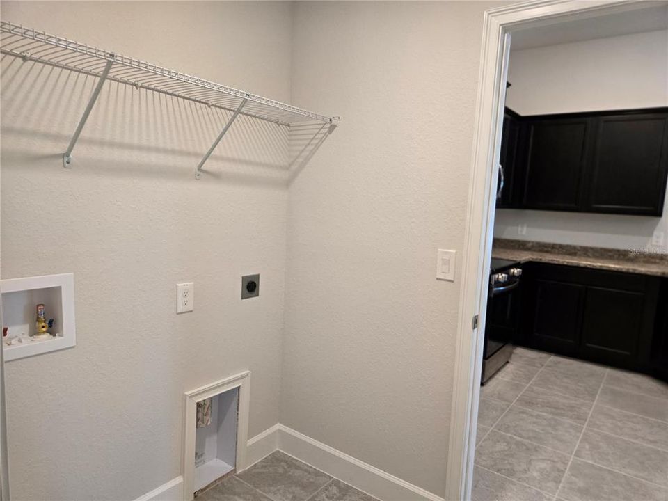 Под контрактом: $289,400 (4 спален, 2 ванн, 1635 Квадратных фут)