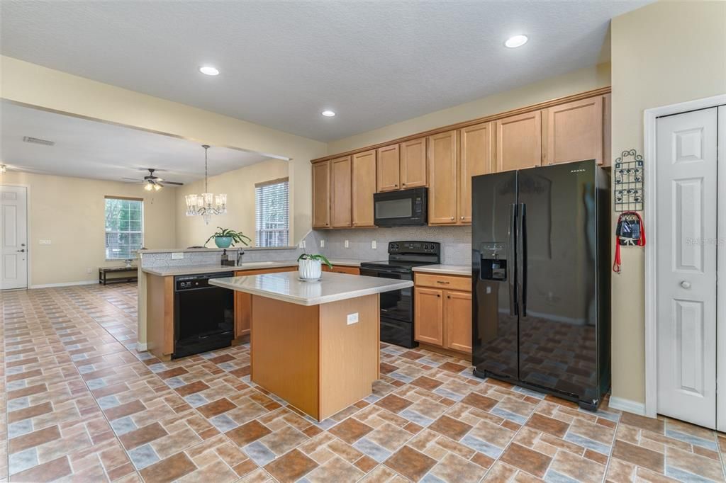 For Sale: $349,500 (2 beds, 2 baths, 1155 Square Feet)