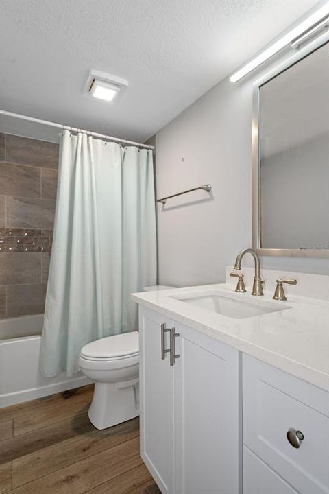 Guest bath with tub/shower