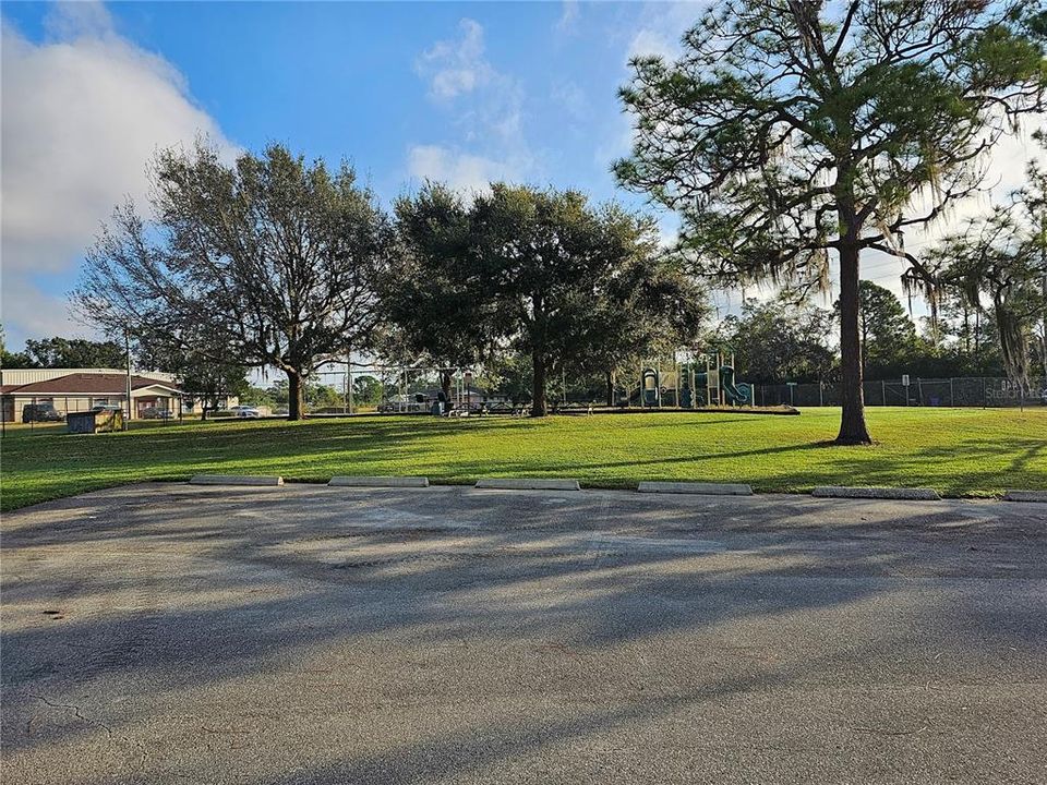 Park ammenities like pickle ball, beach, and picnic.