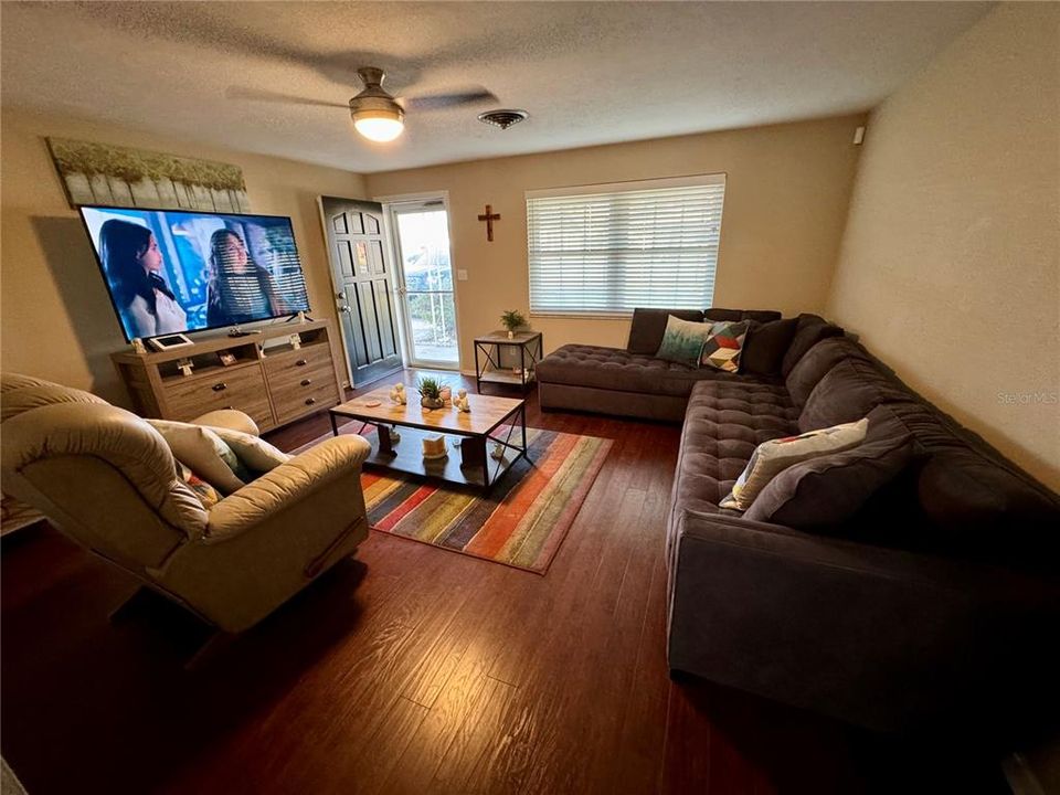 For Sale: $299,900 (2 beds, 2 baths, 1036 Square Feet)