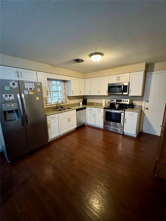 For Sale: $299,900 (2 beds, 2 baths, 1036 Square Feet)