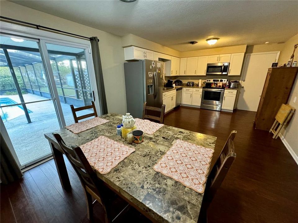 For Sale: $299,900 (2 beds, 2 baths, 1036 Square Feet)