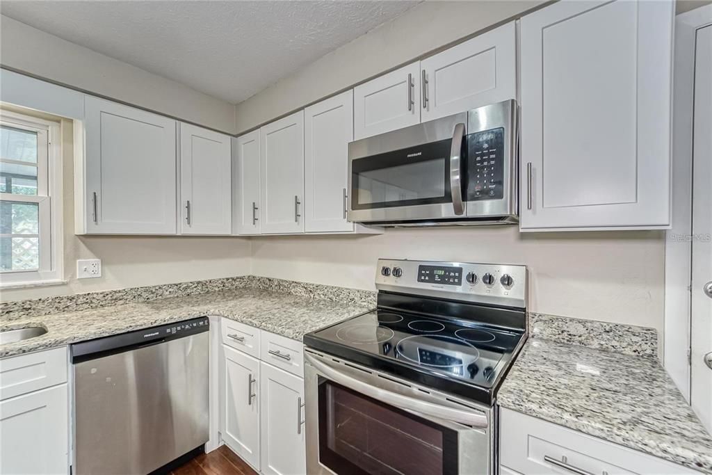 For Sale: $299,900 (2 beds, 2 baths, 1036 Square Feet)