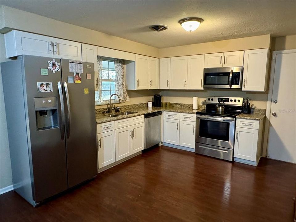 For Sale: $299,900 (2 beds, 2 baths, 1036 Square Feet)