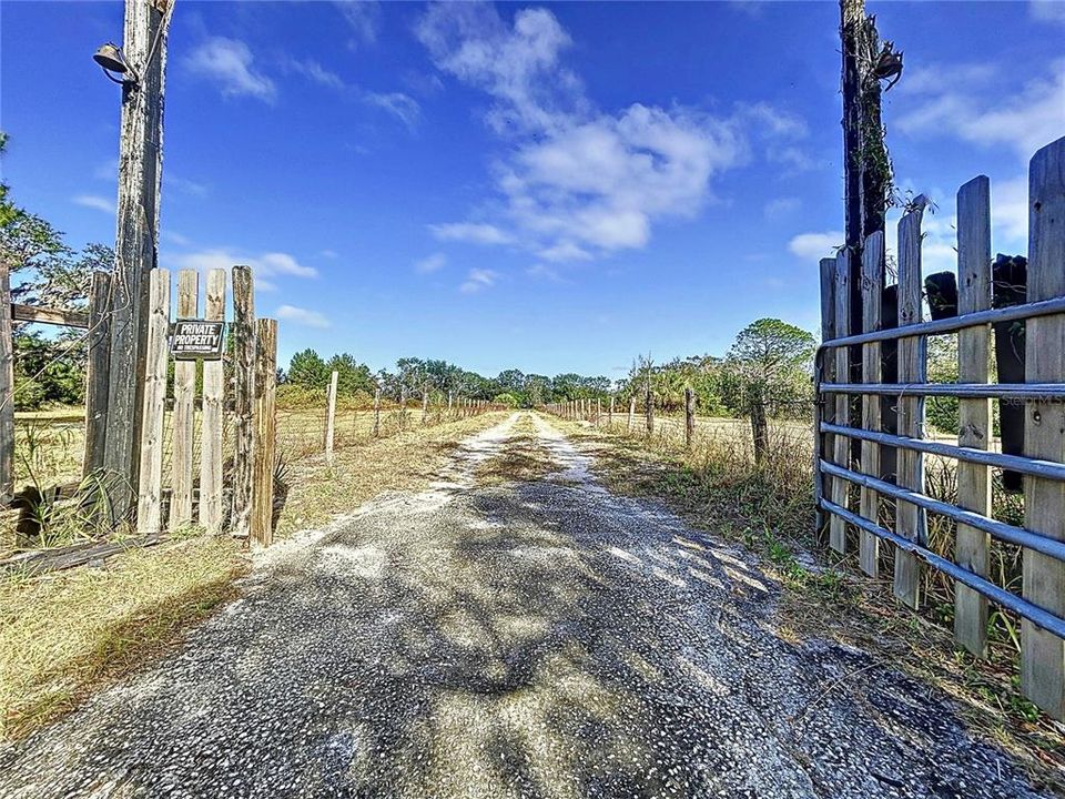 En Venta: $1,499,000 (9.75 acres)