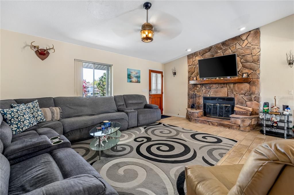 Active With Contract: $275,000 (3 beds, 2 baths, 1380 Square Feet)