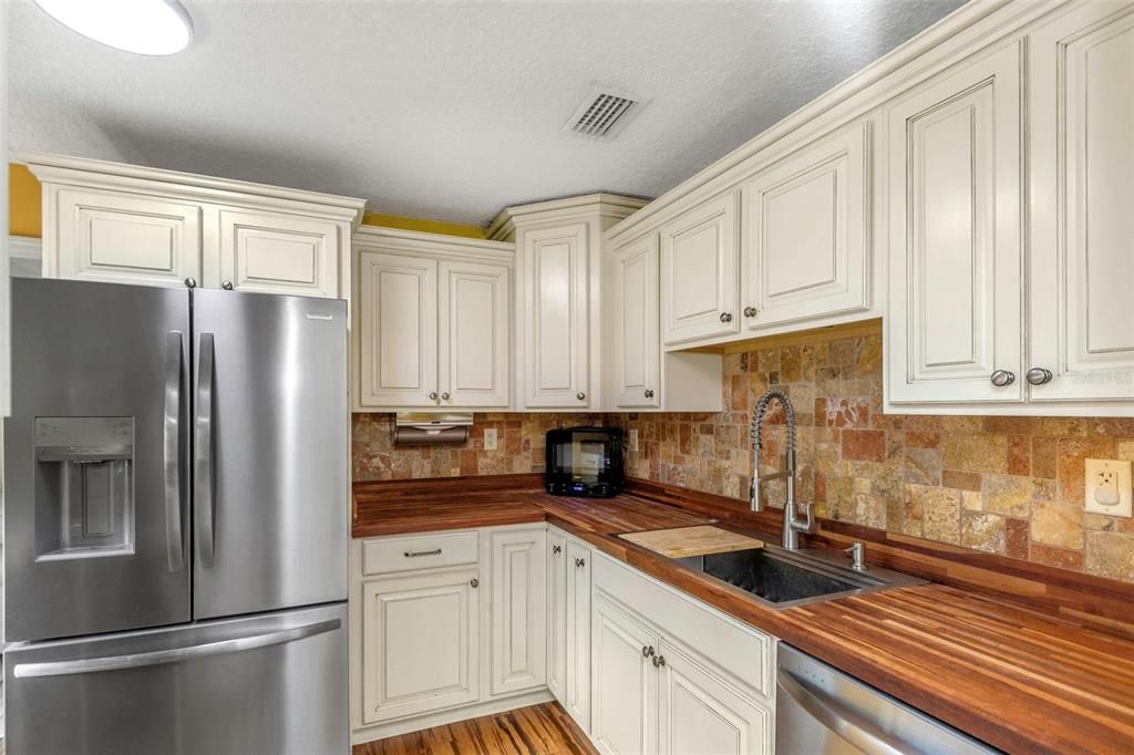 For Sale: $425,000 (2 beds, 1 baths, 876 Square Feet)