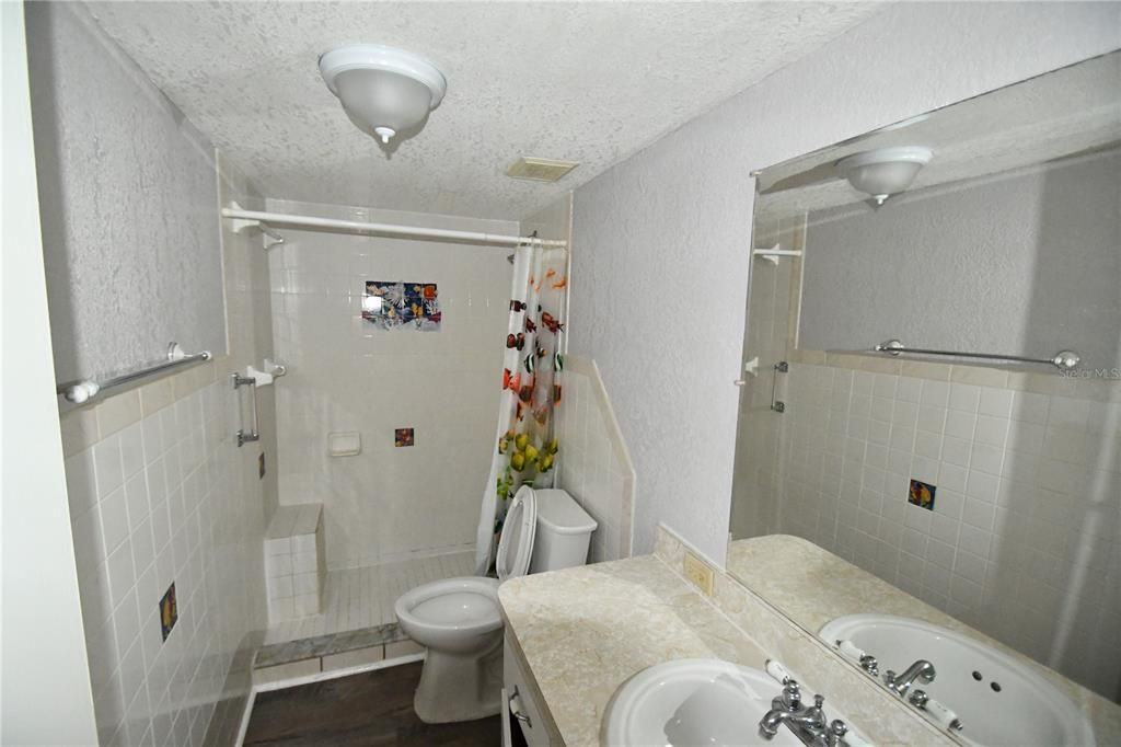 For Sale: $146,500 (1 beds, 1 baths, 616 Square Feet)