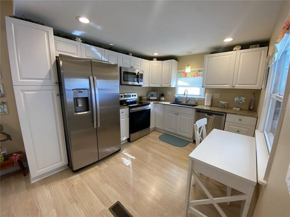 For Sale: $274,000 (2 beds, 2 baths, 870 Square Feet)