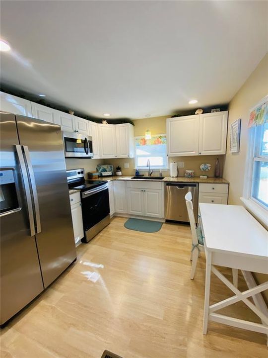 For Sale: $274,000 (2 beds, 2 baths, 870 Square Feet)