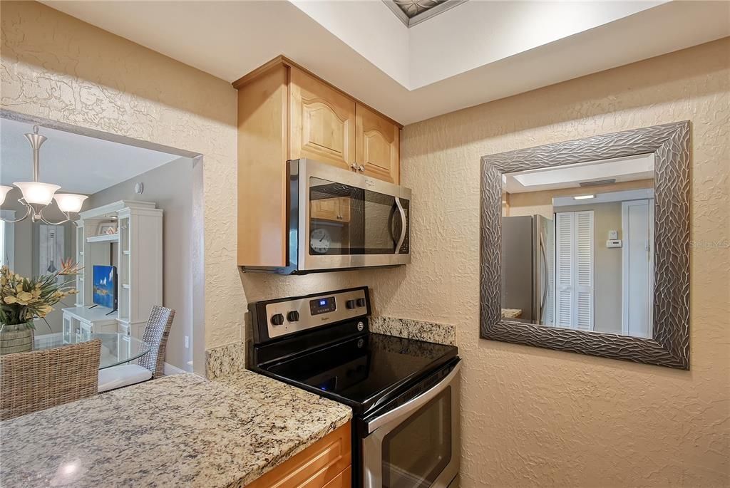 For Sale: $489,000 (1 beds, 1 baths, 697 Square Feet)