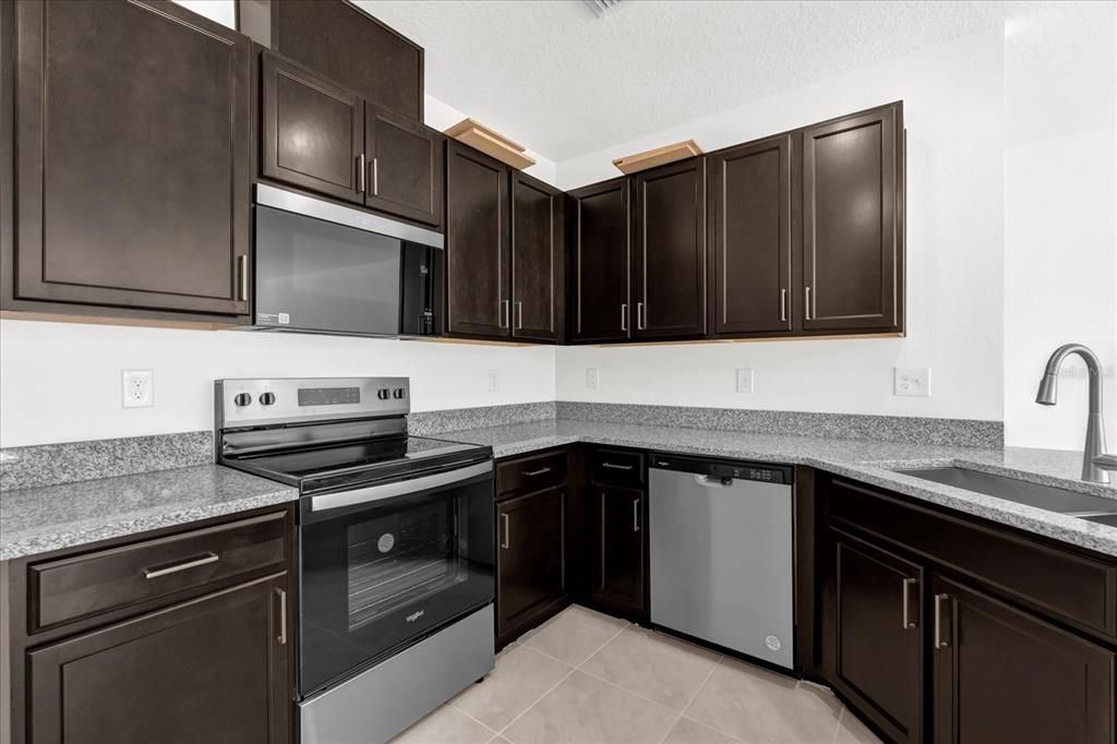 На продажу: $255,180 (3 спален, 2 ванн, 1557 Квадратных фут)