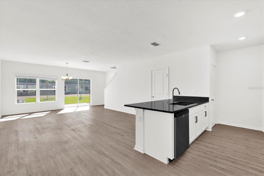 На продажу: $244,401 (3 спален, 2 ванн, 1463 Квадратных фут)