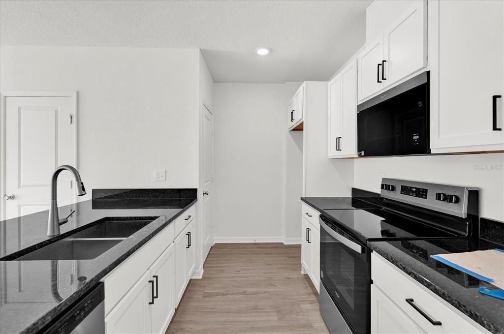 На продажу: $244,401 (3 спален, 2 ванн, 1463 Квадратных фут)