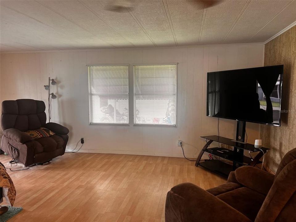 For Sale: $205,000 (2 beds, 2 baths, 1056 Square Feet)