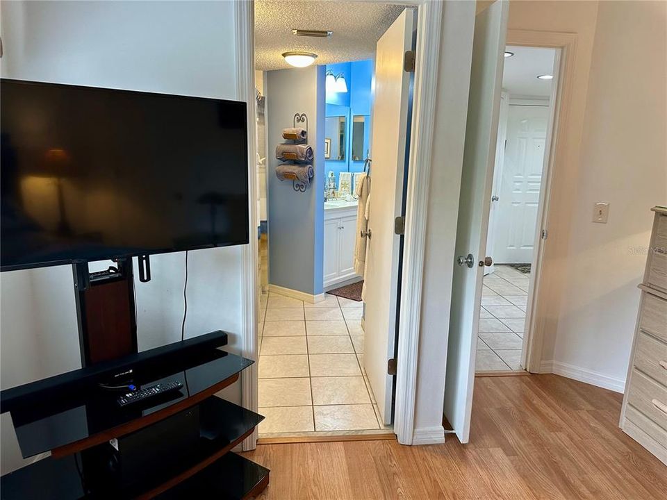 For Sale: $349,000 (2 beds, 2 baths, 1110 Square Feet)